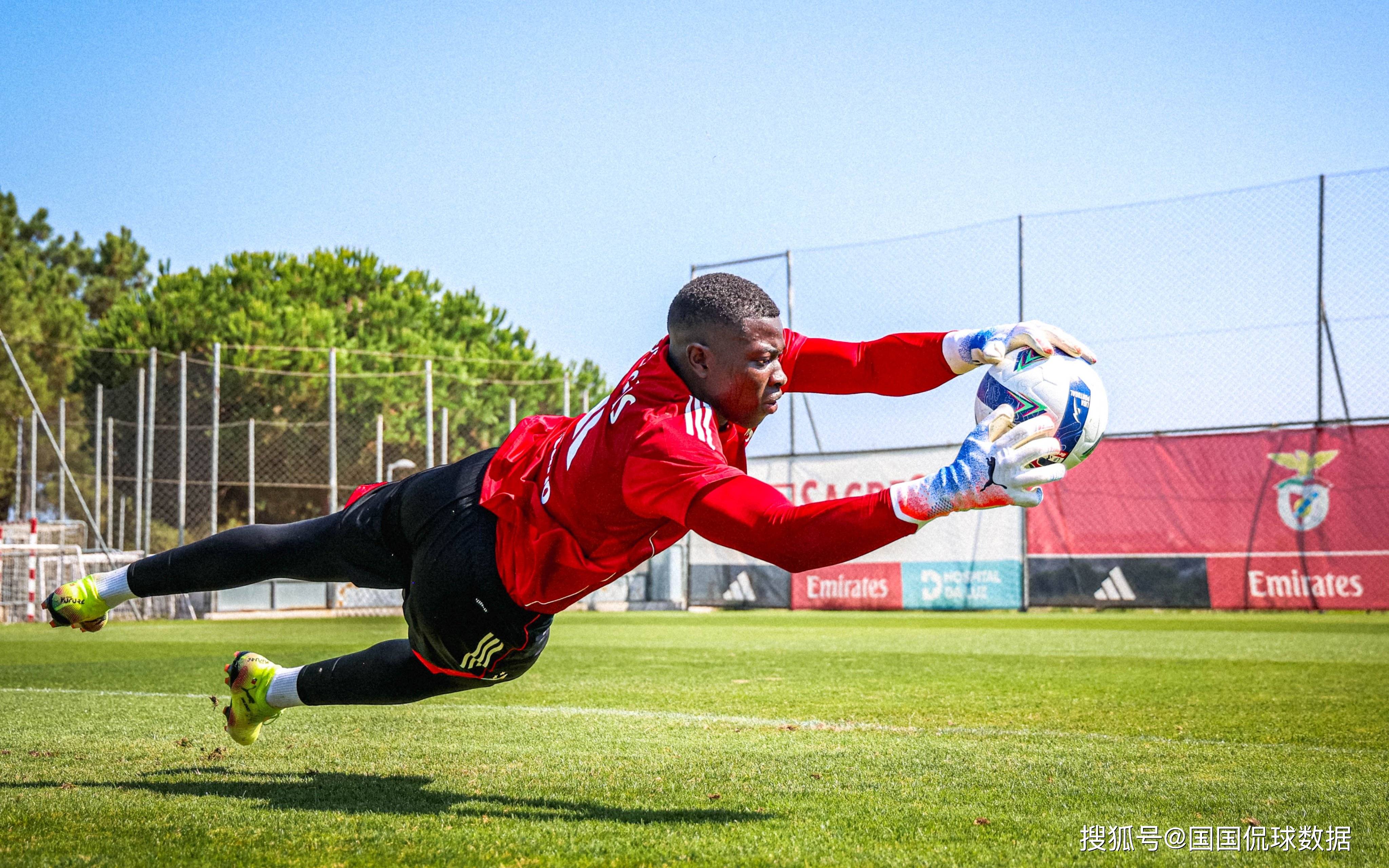 爱游戏体育网页版冲刺阶段本菲卡备战欧冠,再遭质疑细节曝光,更衣室稳定,赛季目标并未改变的简单介绍